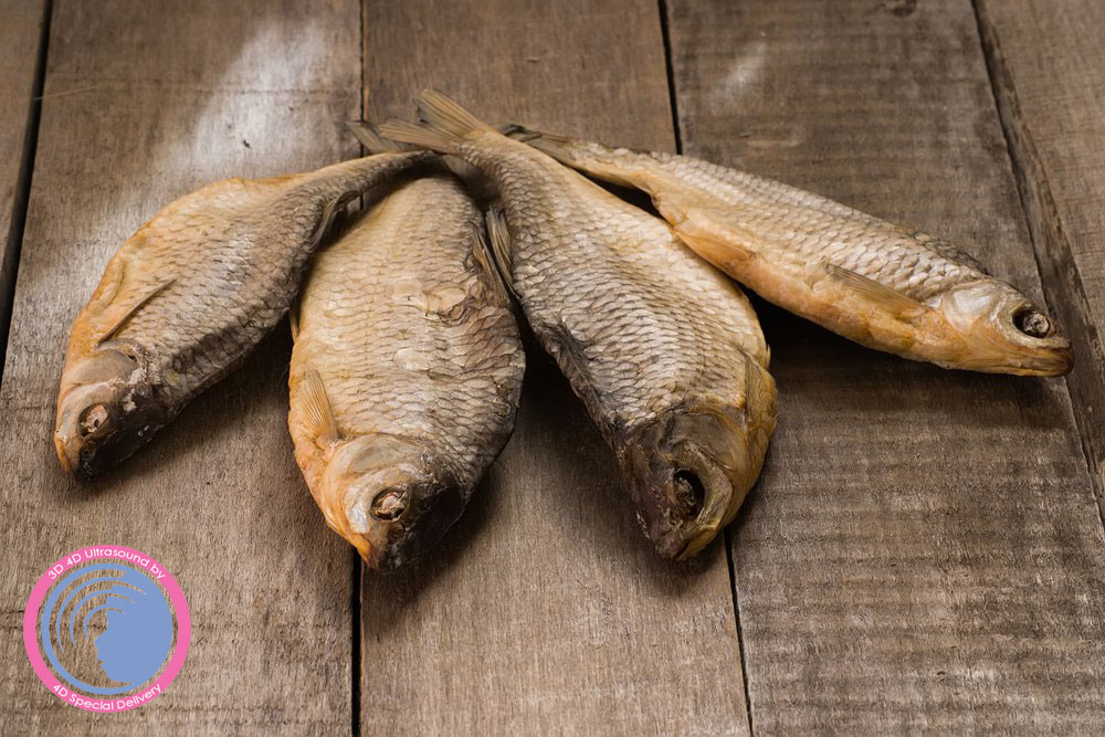 К чему снится соленая рыба во сне. Вяленая рыба. Рыба вяленая на деревянном столе. Сушеная рыба на столе. Сушеная рыба на деревянном.